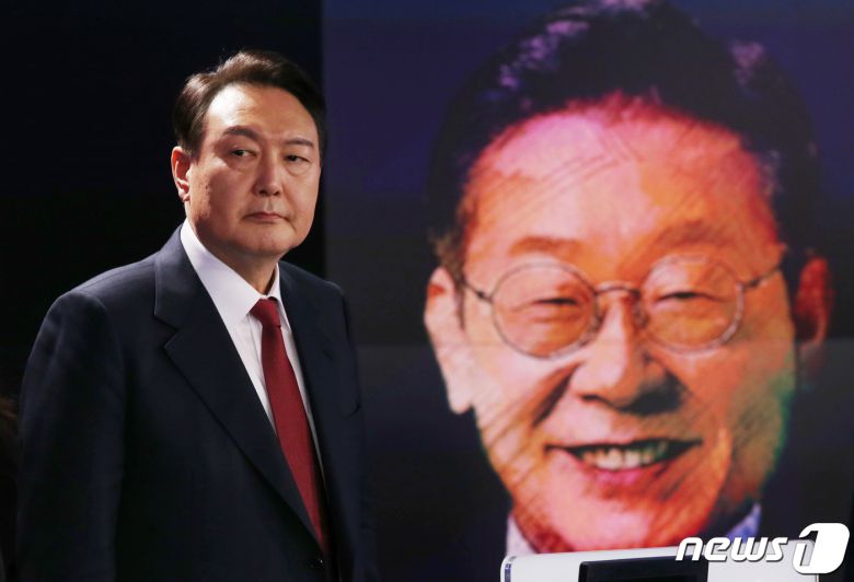 윤석열 국민의힘 대선 후보가 11일 오후 서울 중구 매경미디어센터에서 열린 한국기자협회 주최·방송 6개사 공동 주관 '2022 대선후보 초청 토론'에서 방송 준비를 하고 있다. 2022.2.11/뉴스1 © News1 국회사진취재단