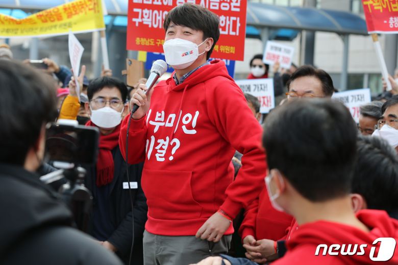 이준석 국민의힘 대표가 11일 충남 보령시 대천역 광장에서 지지자 등 500여 명 앞에서 연설을 하고 있다.© 뉴스1