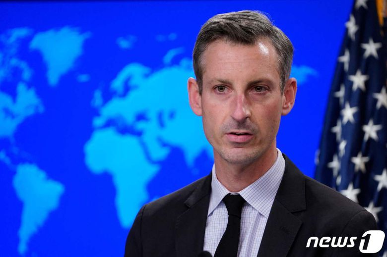 네드 프라이스 미국 국무부 대변인이 1일(현지시간) 워싱턴 국무부에서 가진 브리핑서 토니 블링컨 장관이 세르게이 라브로프 러시아 외무장관과 통화를 갖고 “러시아에 '우크라이나 국경에서의 병력·장비 철수와 즉각적인 긴장 완화'를 촉구했다”고 밝히고 있다. © AFP=뉴스1 © News1 우동명 기자