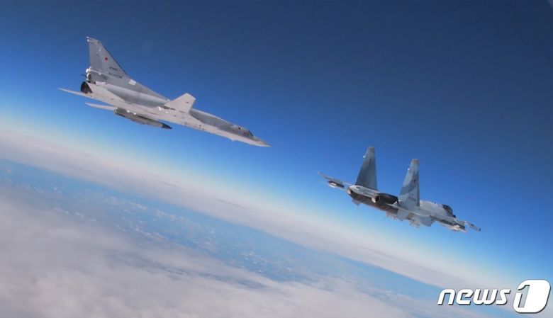 9일 (현지시간) 우크라이나와 접경한 벨라루스 브레스트에서 러시아의 투폴레프 전략 폭격기와 수호이-35 전투기가 벨라루스 군과 합동 훈련에 참가를 하고 있다. © AFP=뉴스1 © News1 우동명 기자