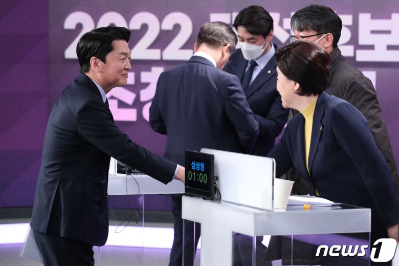 안철수 국민의당 대선 후보와 심상정 정의당 대선 후보가 11일 오후 서울 중구 필동 매경미디어센터에서 열린 한국기자협회 주최‧방송 6개사 공동 주관 2022 대선후보 초청 토론회 시작에 앞서 인사를 나누고 있다. 2022.2.11/뉴스1 © News1 국회사진취재단