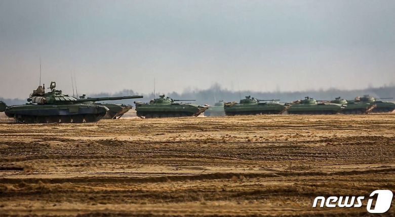탱크들이 2022년 2월 11일(현지시간) 벨라루스 사격장에서 러시아와 벨라루스의 합동훈련에 참가하고 있다. © AFP=뉴스1 © News1 김지현 기자