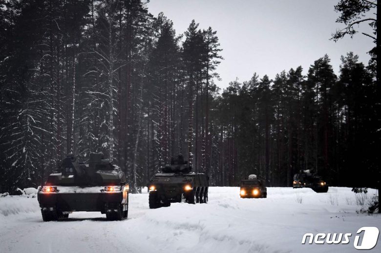 6일(현지시간) 러시아의 우크라이나 침공 우려 속 에스토니아 라크베레에서 프랑스 군이 나토 훈련에 참가를 하고 있다. © AFP=뉴스1 © News1 우동명 기자