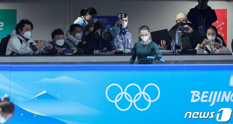 금지 약물을 복용해 논란에 휩싸인 러시아올림픽위원회(ROC)의 카밀라 발리예바가 14일 중국 베이징 피겨트레이닝홀에서 훈련을 마치자 취재기자들이 이를 스마트폰으로 찍고 있다. 스포츠중재재판소(CAS)의 결정에 따라 발리예바는 오는 15일 피겨 쇼트프로그램에 예정대로 출전한다. 2022.2.14/뉴스1 © News1 안은나 기자