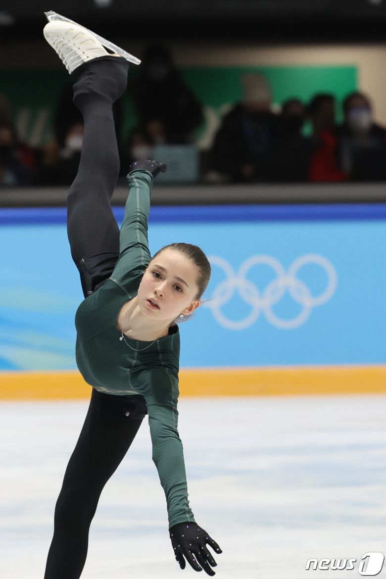 금지 약물을 복용해 논란에 휩싸인 러시아올림픽위원회(ROC)의 카밀라 발리예바가 14일 중국 베이징 피겨트레이닝홀에서 훈련하고 있다. 2022.2.14/뉴스1 © News1 안은나 기자