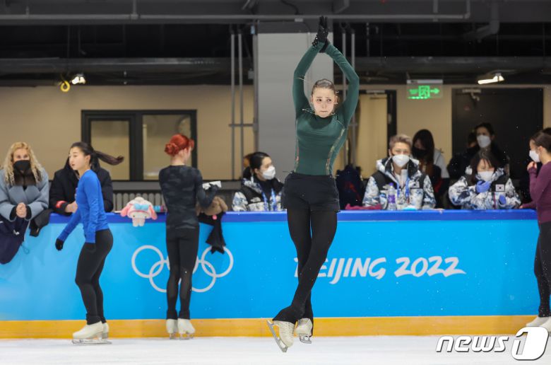 금지 약물을 복용해 논란에 휩싸인 러시아올림픽위원회(ROC)의 카밀라 발리예바가 14일 중국 베이징 피겨트레이닝홀에서 훈련을 하고 있다. 스포츠중재재판소(CAS)의 결정에 따라 발리예바는 오는 15일 피겨 쇼트프로그램에 예정대로 출전한다. 2022.2.14/뉴스1 © News1 안은나 기자