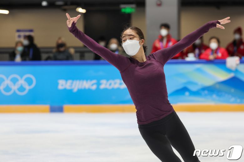유영이 2022 베이징 동계올림픽 피겨스케이팅 여자 싱글 경기를 하루 앞둔 14일 중국 베이징 피겨트레이닝홀에서 훈련하고 있다. 2022.2.14/뉴스1 © News1 안은나 기자