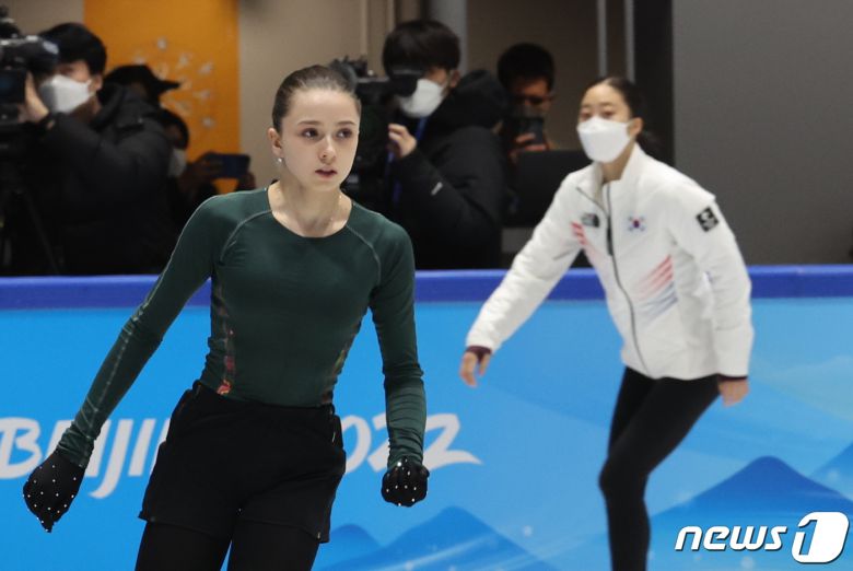 카밀라 발리예바와 유영이 14일 중국 베이징 피겨트레이닝홀에서 훈련하고 있다. 2022.2.14/뉴스1 © News1 안은나 기자