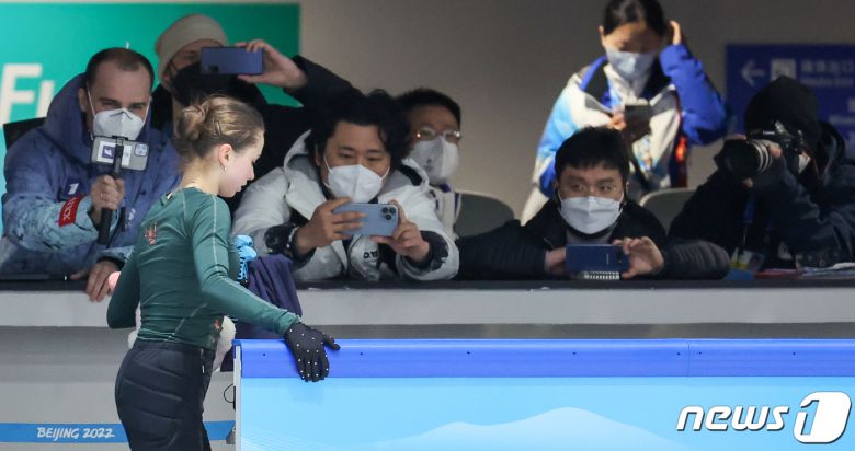금지 약물을 복용해 논란에 휩싸인 러시아올림픽위원회(ROC)의 카밀라 발리예바가 14일 중국 베이징 피겨트레이닝홀에서 훈련을 마치자 취재기자들이 이를 스마트폰으로 찍고 있다. 스포츠중재재판소(CAS)의 결정에 따라 발리예바는 오는 15일 피겨 쇼트프로그램에 예정대로 출전한다. 2022.2.14/뉴스1 © News1 안은나 기자