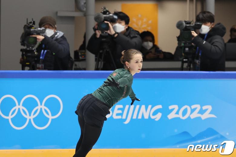 카밀라 발리예바가 14일 중국 베이징 피겨트레이닝홀에서 훈련하고 있다. 2022.2.14/뉴스1 © News1 안은나 기자