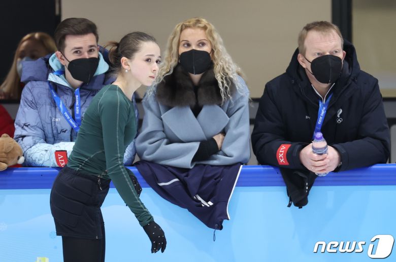 금지 약물을 복용해 논란에 휩싸인 러시아올림픽위원회(ROC)의 카밀라 발리예바가 14일 중국 베이징 피겨트레이닝홀에서 코치진의 지도를 받으며 훈련하고 있다. 2022.2.14/뉴스1 © News1 안은나 기자