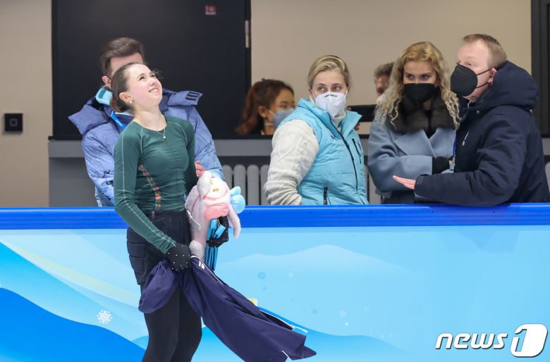 금지 약물을 복용해 논란에 휩싸인 러시아올림픽위원회(ROC)의 카밀라 발리예바가 14일 중국 베이징 피겨트레이닝홀에서 훈련을 마친 뒤 웃으며 이동하고 있다. 2022.2.14/뉴스1 © News1 안은나 기자