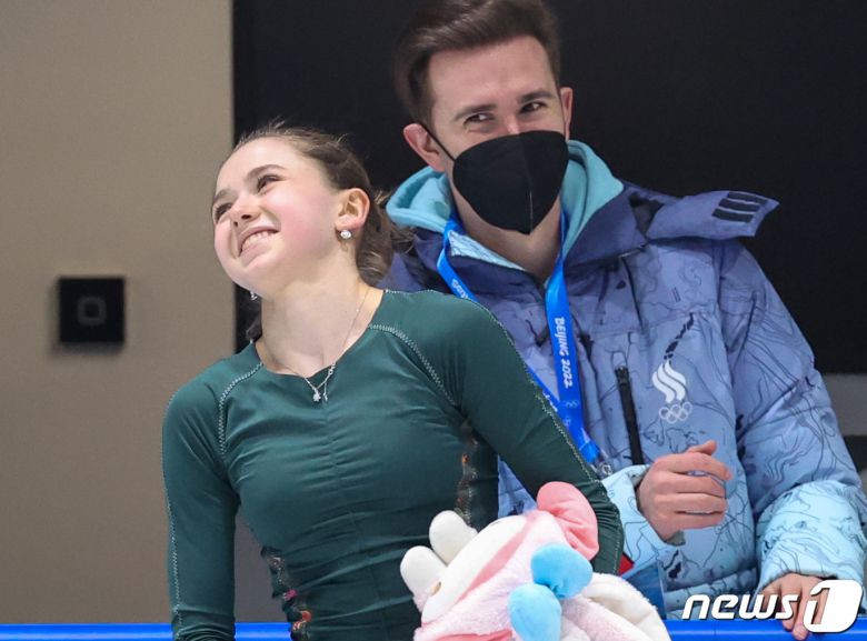 금지 약물을 복용해 논란에 휩싸인 러시아올림픽위원회(ROC)의 카밀라 발리예바가 14일 중국 베이징 피겨트레이닝홀에서 훈련을 마친 뒤 웃으며 이동하고 있다. 스포츠중재재판소(CAS)의 결정에 따라 발리예바는 오는 15일 피겨 쇼트프로그램에 예정대로 출전한다. 2022.2.14/뉴스1 © News1 안은나 기자