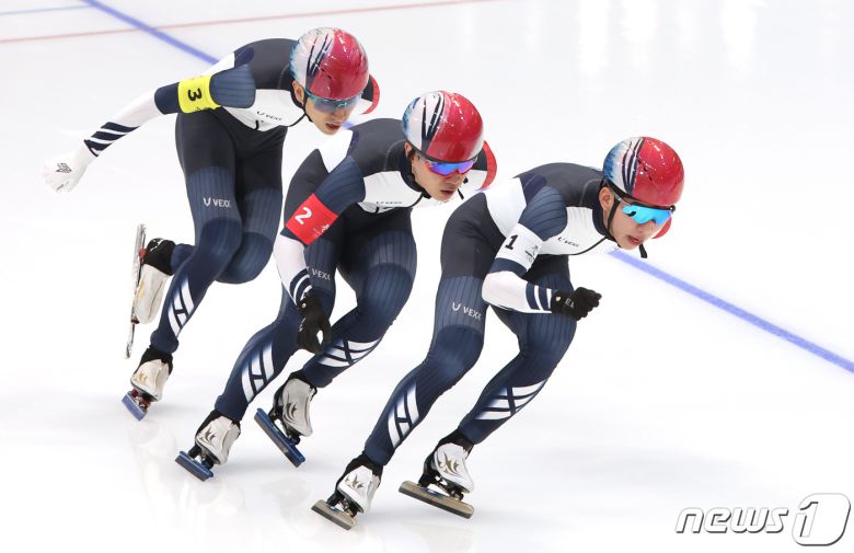 13일 오후 중국 베이징 국립 스피드 스케이팅 경기장에서 열린 스피드 남자 팀추월 준준결승 경기에서 이승훈, 김민석, 정재원이 역주하고 있다. 2022.2.13/뉴스1 © News1 박지혜 기자
