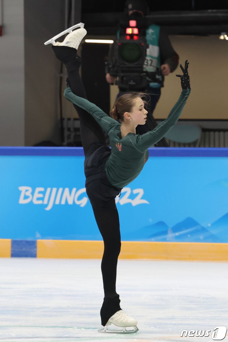 금지 약물을 복용해 논란에 휩싸인 러시아올림픽위원회(ROC)의 카밀라 발리예바가 14일 중국 베이징 피겨트레이닝홀에서 훈련을 하고 있다.  2022.2.14/뉴스1 © News1 안은나 기자