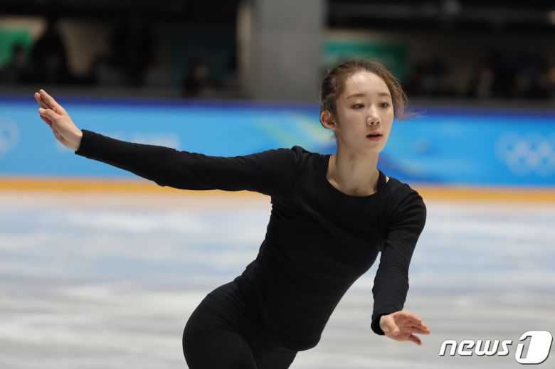 김예림이 2022 베이징 동계올림픽 피겨스케이팅 여자 싱글 경기를 하루 앞둔 14일 중국 베이징 피겨트레이닝홀에서 훈련하고 있다. 2022.2.14/뉴스1 © News1 안은나 기자