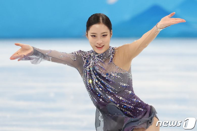 유영이 15일 오후 중국 베이징 수도실내체육관에서 열린 2022 베이징 동계올림픽 피겨 여자 싱글 쇼트프로그램 경기에 참가해 루도비코 에이나우디의 네오 클래식 '윌링 윈즈(Whirling winds)' 음악에 맞춰 연기를 펼치고 있다. 2022.2.15/뉴스1 © News1 안은나 기자