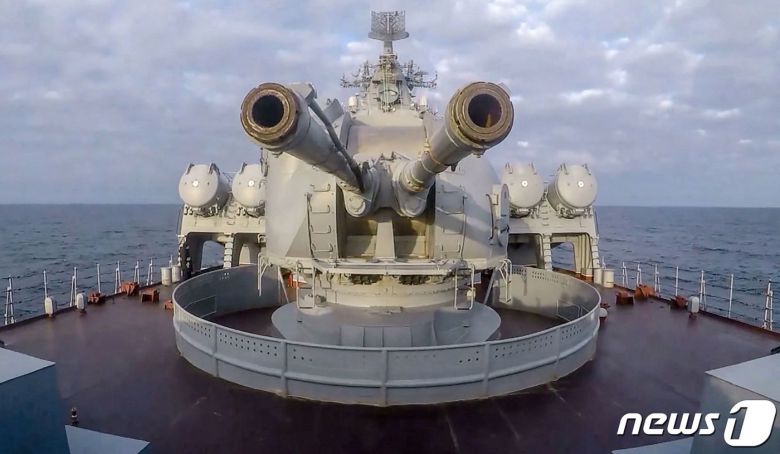 12일 (현지시간) 우크라이나 사태 긴장 고조 속 크림반도의 세바스토폴 항 해역에서 포탑을 실은 러시아 군함이 흑해 훈련에 참가를 하고 있다. © AFP=뉴스1 © News1 우동명 기자