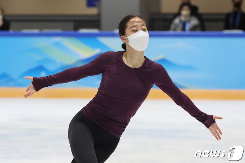 유영이 2022 베이징 동계올림픽 피겨스케이팅 여자 싱글 경기를 하루 앞둔 14일 중국 베이징 피겨트레이닝홀에서 훈련하고 있다. 2022.2.14/뉴스1 © News1 안은나 기자