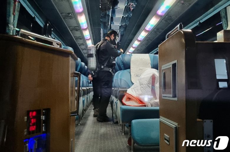 고용노동부 직원이 15일 천안 동남경찰서에서 남성 2명이 숨진 국민의당 안철수 후보 유세차량 내 잔류 일산화탄소 점검을 하고 있다. 제20대 대통령선거 공식 유세 첫 날인 이날 국민의당 안철수 후보 유세차량에서 남성 2명이 쓰러진 채 발견, 병원으로 옯겨졌으나 숨졌다. 경찰과 소방당국에 따르면 이날 오후 5시24분께 충남 천안터미널 인근에 정차 중이던 국민의당 유세 차량에서 60대와 50대 남성 2명이 쓰러진채 발견됐다. 이들 중 한 명은 국민의당 당원으로 알려졌다. 경찰은 차량 시동을 켠 채 대기하다 일산화탄소에 중독된 것으로 보고 정확한 사망원인을 조사 중이다. 2022.2.15/뉴스1 © News1 김기태 기자