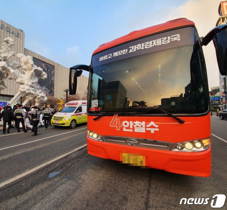 운전기사 등 2명이 숨진 국민의당 선거 유세버스는 천안의 번화가에서 5시간 넘게 정차해 있던 것으로 보인다.(천안동남소방서 제공)© 뉴스1