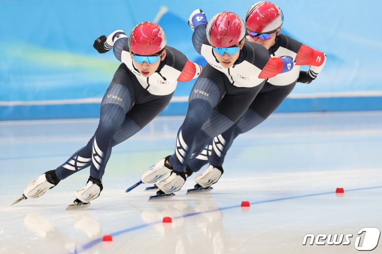정재원(왼쪽부터), 박성현, 김민석이 15일 중국 베이징 국립 스피드스케이팅 경기장에서 열린 2022 베이징 동계올림픽 스피드스케이팅 남자 팀추월 5·6위 결정전에서 역주하고 있다. 대표팀은 3분53초77을 기록해 6위를 차지했다. 2022.2.15/뉴스1 © News1 안은나 기자