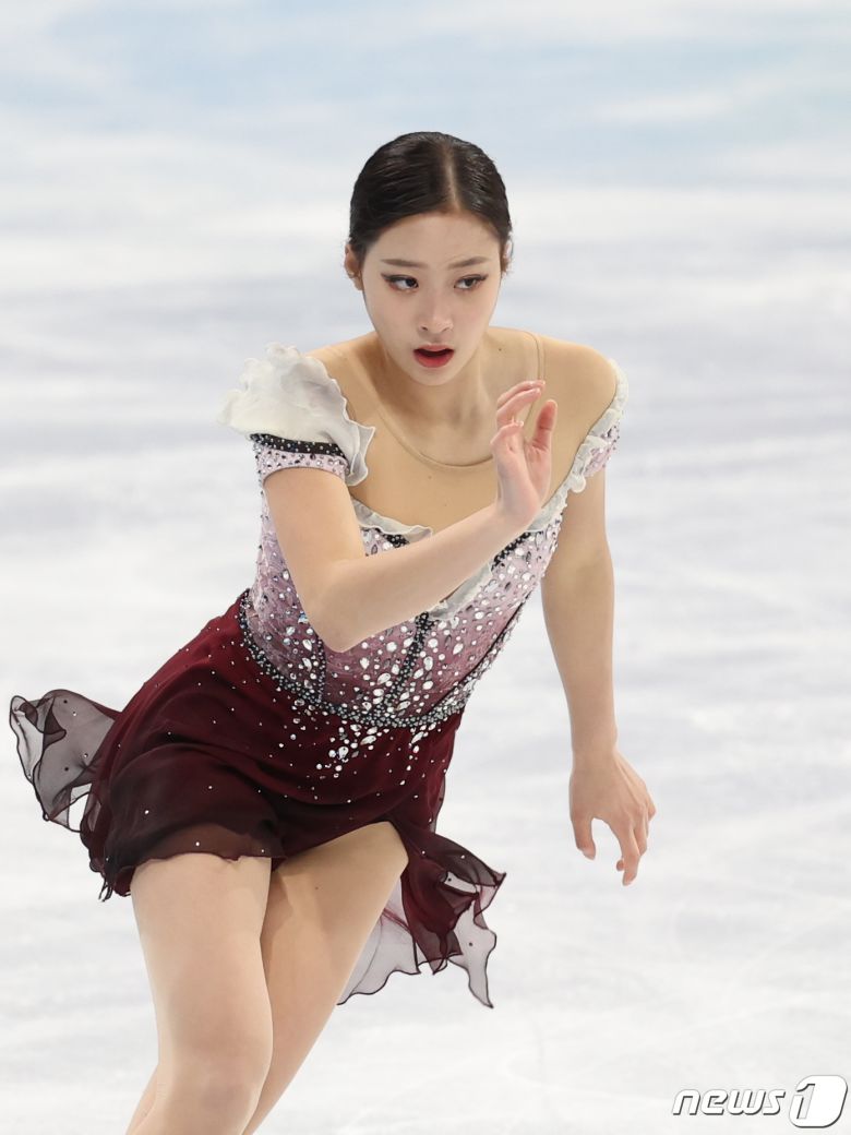 유영이 17일 오후 중국 베이징 수도실내체육관에서 열린 2022 베이징 동계올림픽 피겨 여자 싱글 프리스케이팅 경기에 참가해 클로드 미셸 쇤베르그의 '레 미제라블' 음악에 맞춰 연기를 펼치고 있다. 2022.2.17/뉴스1 © News1 안은나 기자