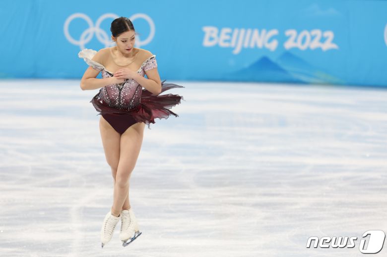 유영이 17일 오후 중국 베이징 수도실내체육관에서 열린 2022 베이징 동계올림픽 피겨 여자 싱글 프리스케이팅 경기에 참가해 클로드 미셸 쇤베르그의 '레 미제라블' 음악에 맞춰 연기를 펼치고 있다. 2022.2.17/뉴스1 © News1 안은나 기자