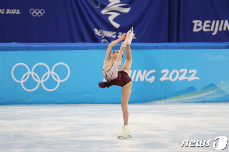 유영이 17일 중국 베이징 캐피털 실내 경기장에서 열린 2022 베이징 동계올림픽 피겨스케이팅 여자 싱글 프리스케이팅에서 연기를 펼치고 있다.   © News1 안은나 기자
