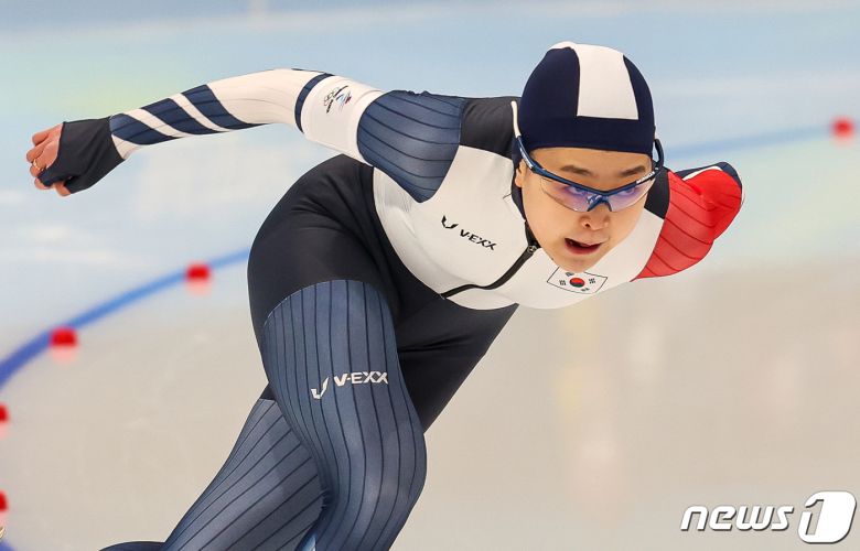 김민선이 17일 중국 베이징 국립 스피드스케이팅 경기장에서 열린 2022 베이징 동계올림픽 스피드스케이팅 여자 1000m 경기에서 힘차게 역주하고 있다. 2022.2.17/뉴스1 © News1 안은나 기자