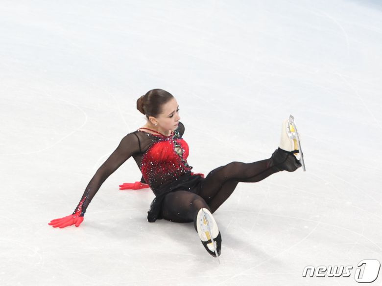 금지 약물을 복용해 논란에 휩싸인 러시아올림픽위원회(ROC)의 카밀라 발리예바가 17일 오후 중국 베이징 수도실내체육관에서 열린 2022 베이징 동계올림픽 피겨 여자 싱글 프리스케이팅 경기에 참가해 라벨의 '볼레로' 음악에 맞춰 연기를 펼치고 있다. 2022.2.17/뉴스1 © News1 박지혜 기자