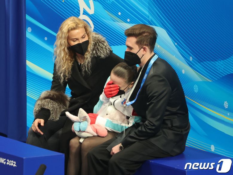 금지 약물을 복용해 논란에 휩싸인 러시아올림픽위원회(ROC)의 카밀라 발리예바가 17일 오후 중국 베이징 수도실내체육관에서 열린 2022 베이징 동계올림픽 피겨 여자 싱글 프리스케이팅 경기에 참가해 라벨의 '볼레로' 음악에 맞춰 연기를 펼친 후 눈물을 흘리고 있다. 2022.2.17/뉴스1 © News1 박지혜 기자