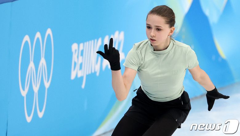 러시아 올림픽위원회 소속 카밀라 발리예바가 16일 중국 베이징 캐피털 실내경기장에서 여자 싱글 프리스케이팅을 앞두고 훈련하고 있다. 2022.2.16/뉴스1 © News1 박지혜 기자