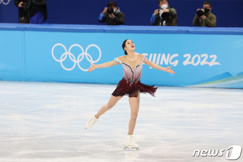 유영이 17일 오후 중국 베이징 수도실내체육관에서 열린 2022 베이징 동계올림픽 피겨 여자 싱글 프리스케이팅 경기에 참가해 클로드 미셸 쇤베르그의 '레 미제라블' 음악에 맞춰 연기를 펼치고 있다. 2022.2.17/뉴스1 © News1 안은나 기자
