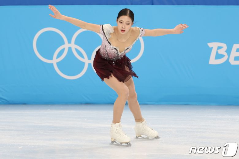 유영이 17일 오후 중국 베이징 수도실내체육관에서 열린 2022 베이징 동계올림픽 피겨 여자 싱글 프리스케이팅 경기에 참가해 클로드 미셸 쇤베르그의 '레 미제라블' 음악에 맞춰 연기를 펼치고 있다. 2022.2.17/뉴스1 © News1 안은나 기자