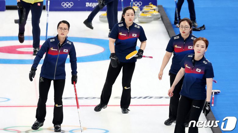 17일 중국 베이징 국립 아쿠아틱 센터에서 열린 2022 베이징 동계올림픽 컬링 여자 단체전 한국과 스웨덴의 경기에서 팀킴이 4-8로 패했다. 사진은 이날 스웨덴과 접전 중 자리 이동하는 팀킴. 이번 대회 여자 컬링 4강에는 스웨덴(7승2패)을 비롯해 스위스(8승1패), 영국, 일본(이상 5승4패)이 올랐다. 토너먼트로 펼쳐지는 여자 컬링 준결승전은 18일 펼쳐진다. 2022.2.17/뉴스1 © News1 박지혜 기자