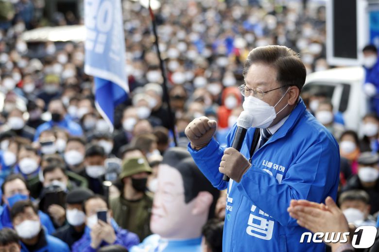 이재명 더불어민주당 대선 후보가 18일 전남 나주목문화관 앞에서 유세를 열고 지지를 호소하고 있다. 2022.2.18/뉴스1 © News1 오대일 기자