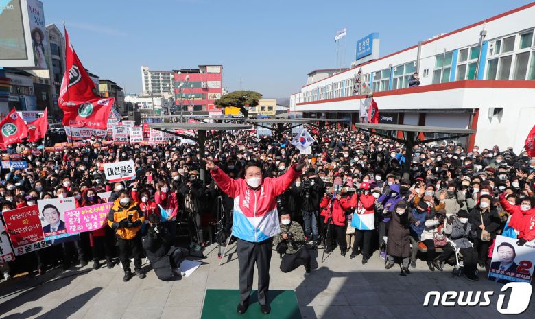 윤석열 국민의힘 대선 후보가 18일 경북 김천역 광장에서 유권자들에게 지지를 호소하며 인사하고 있다. 2022.2.18/뉴스1 © News1 구윤성 기자