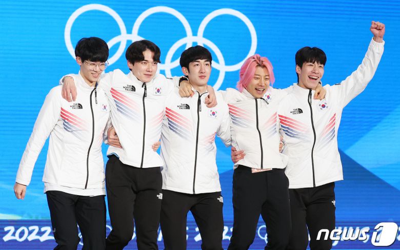 2022 베이징 동계올림픽 쇼트트랙 남자 계주 5000m에서 2위를 차지한 대한민국 쇼트트랙 대표팀이 17일 오후 중국 베이징 메달플라자에서 열린 메달 수여식에서 은메달을 들어보이고 있다. 왼쪽부터 이준서, 김동욱, 박장혁, 곽윤기, 황대헌. 2022.2.17/뉴스1 © News1 박지혜 기자
