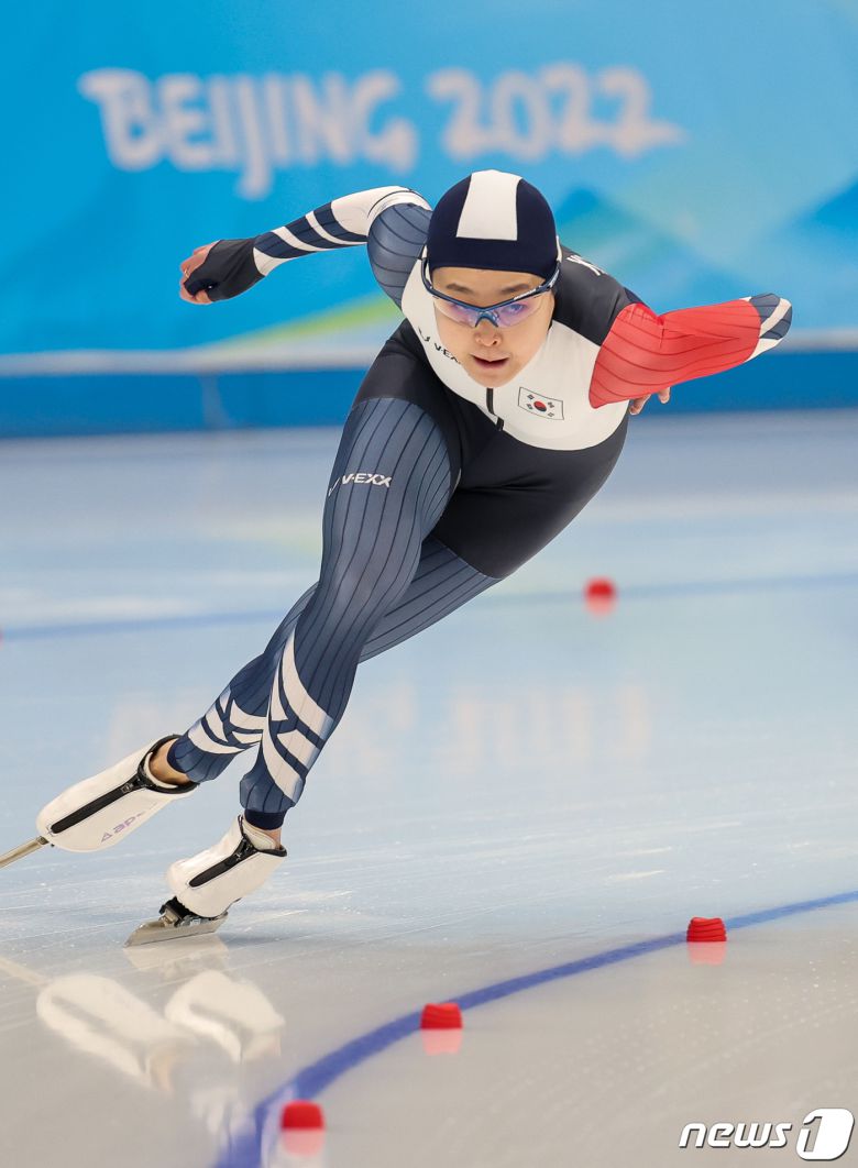 김민선이 17일 중국 베이징 국립 스피드스케이팅 경기장에서 열린 2022 베이징 동계올림픽 스피드스케이팅 여자 1000m 경기에서 힘차게 역주하고 있다. 2022.2.17/뉴스1 © News1 안은나 기자