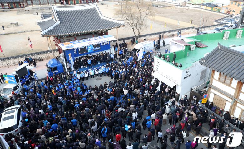 이재명 더불어민주당 대선 후보가 18일 오후 전남 나주시 금성관 정수루에서 열린 '호남의 중심 나주, 이재명과 함께 합니다' 나주 유세에서 지지를 호소하고 있다. 2022.2.18/뉴스1 © News1 오대일 기자