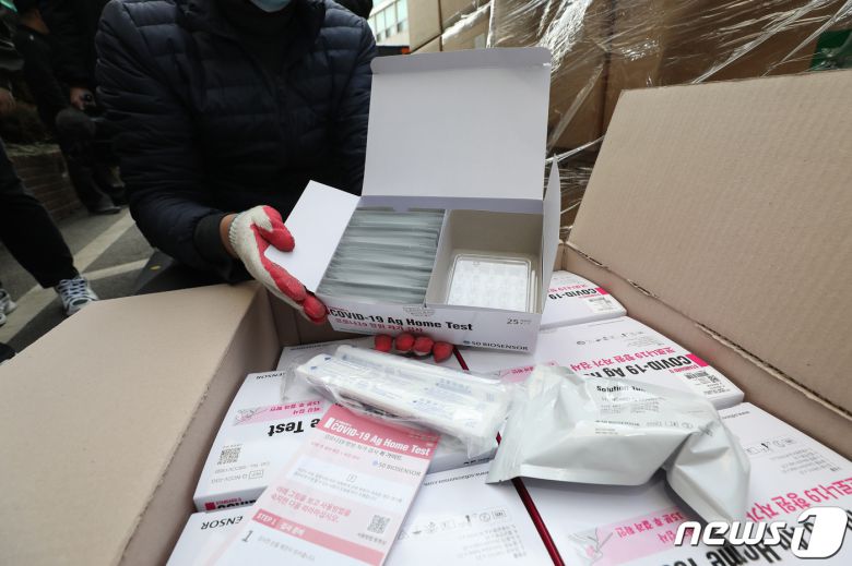 18일 오후 서울 종로구 서울특별시교육청에 신속항원검사키트가 도착해 분배 작업을 하고 있다. 2022.2.18/뉴스1 © News1 임세영 기자