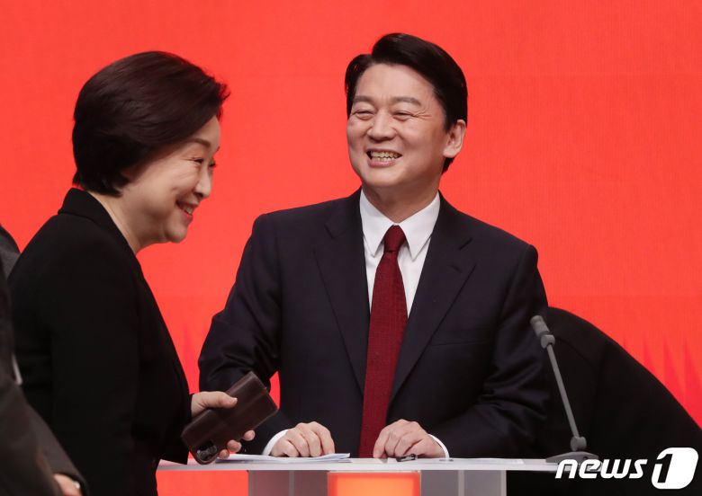 심상정 정의당 대선 후보와 안철수 국민의당 대선후보가 21일 오후 서울 마포구 상암동 MBC 공개홀에서 열린 중앙선거방송토론위원회 주관 제20대 대통령 선거 후보자 초청 토론회 시작에 앞서 인사하고 있다. 2022.2.21/뉴스1 © News1 국회사진취재단