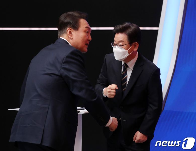 이재명 더불어민주당 대선 후보와 윤석열 국민의힘 대선 후보가 21일 오후 서울 마포구 상암동 MBC 공개홀에서 열린 중앙선거방송토론위원회 주관 제20대 대통령 선거 후보자 초청 토론회에서 인사하고 있다. 2022.2.21/뉴스1 © News1 국회사진취재단