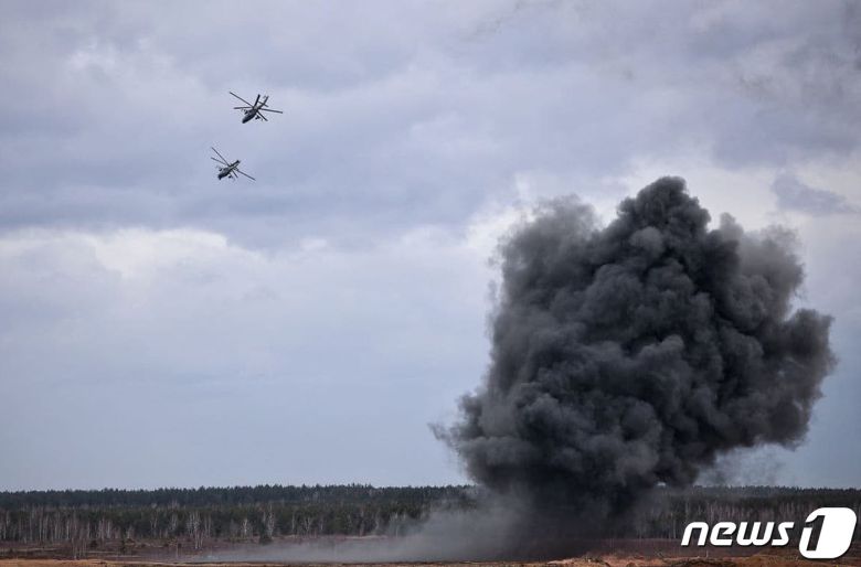 19일 (현지시간) 러시아의 우크라이나 침공 우려 속 벨라루스 브레스트의 러시아와 벨라루스 군 합동 훈련에 헬기가 참가를 하고 있다. © AFP=뉴스1 © News1 우동명 기자