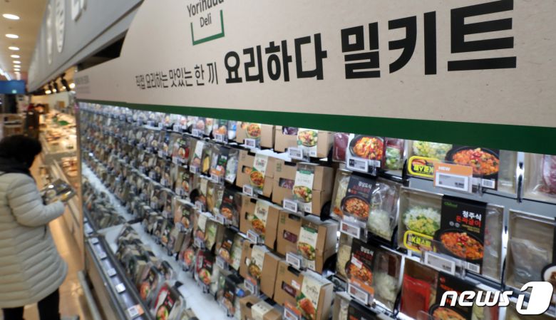 21일 서울 한 대형마트에 프레시지 제품 등 각종 밀키트가 진열돼 있다.국내 밀키트 시장 1위 기업 '프레시지'가 일부 제품 가격을 이달 중순부터 인상한 것으로 나타났다.  2022.2.21/뉴스1 © News1 김명섭 기자
