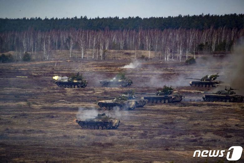 러시아 및 벨라루스군 전차. © AFP=뉴스1