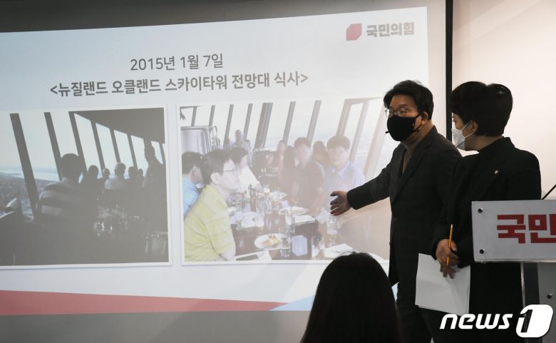 국민의힘 권성동 의원과 김은혜 공보단장이 23일 여의도 당사에서 ‘고 김문기 성남도시개발공사 개발처장 유족’ 관련 기자회견을 하고 있다. 권성동 의원이 유족이 제공한 고 김문기처장의 사진을 공개하고 있다. 2022.2.23/뉴스1 © News1 이동해 기자