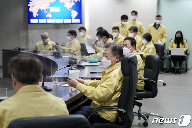 문재인 대통령이 7일 오전 청와대 국가위기관리센터에서 코로나19 중앙재난안전대책본부 회의를 주재하고 있다.(청와대 제공) 2022.2.7/뉴스1
