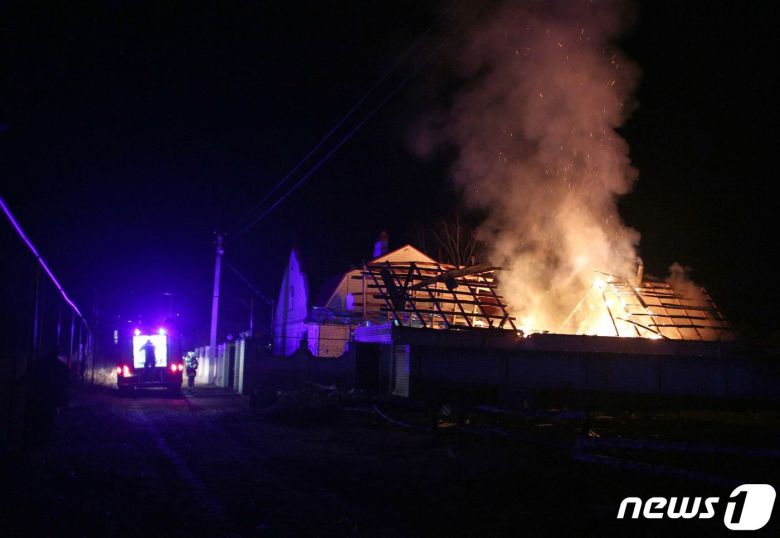 22일 (현지시간) 우크라이나 루간스크주 무라토보의 주택이 친러시아 반군의 폭격으로 불 타고 있다. © AFP=뉴스1
